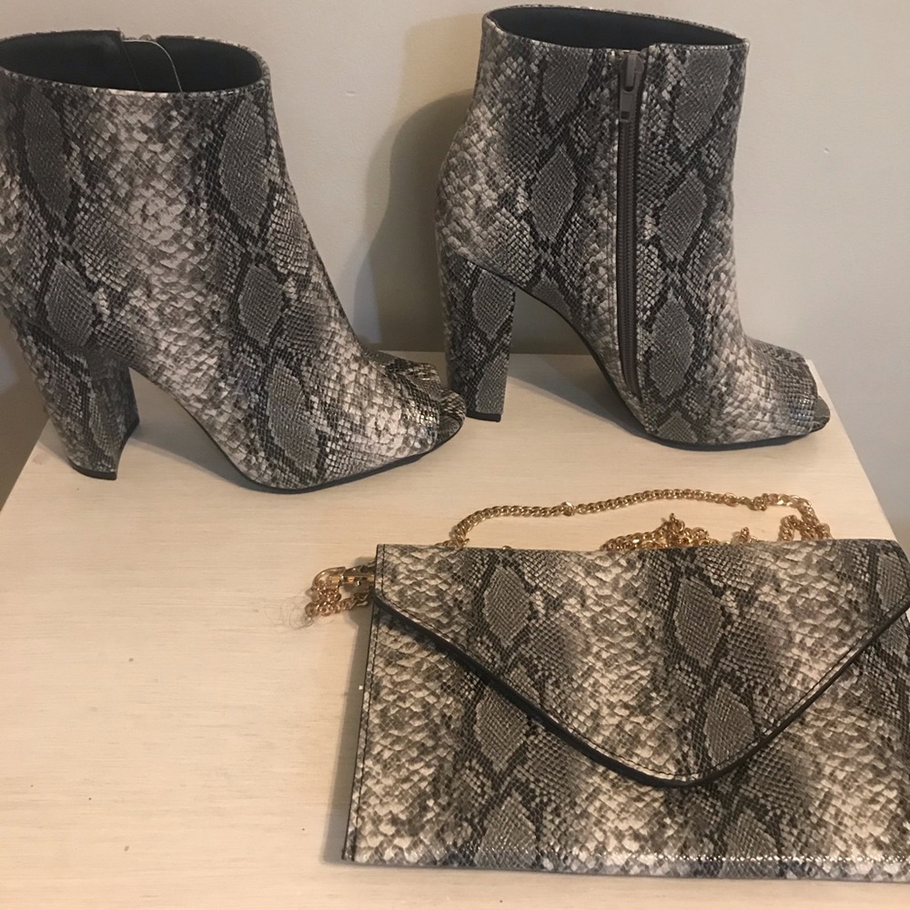 Snakeskin booties with purse✨